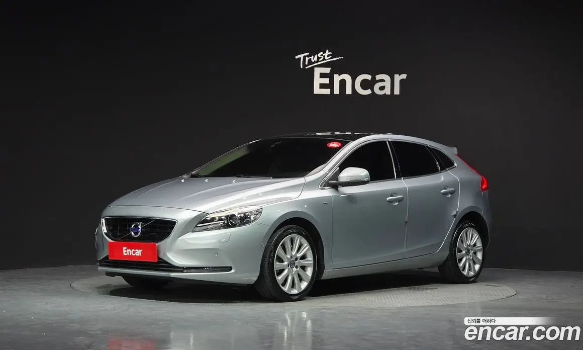 Volvo V40 2015 2.0 автомат (гидро), фото 1 Volvo V40 2015 2.0 автомат (гидро), фото 1