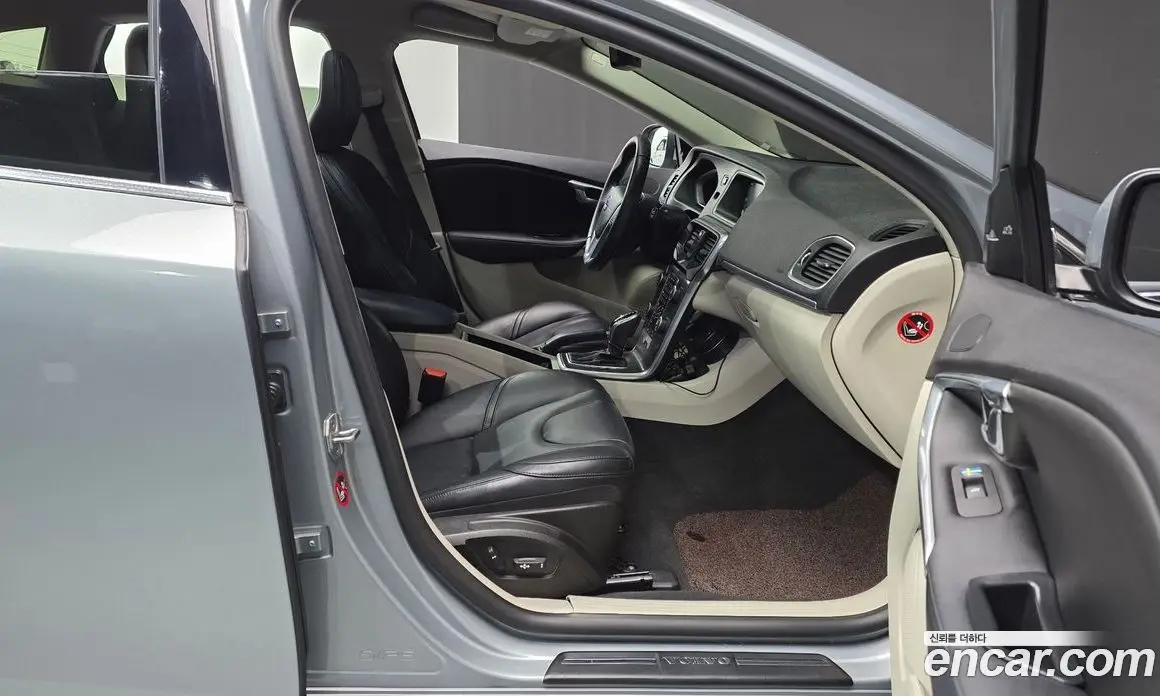 Volvo V40 2015 2.0 автомат (гидро), фото 11 Volvo V40 2015 2.0 автомат (гидро), фото 11