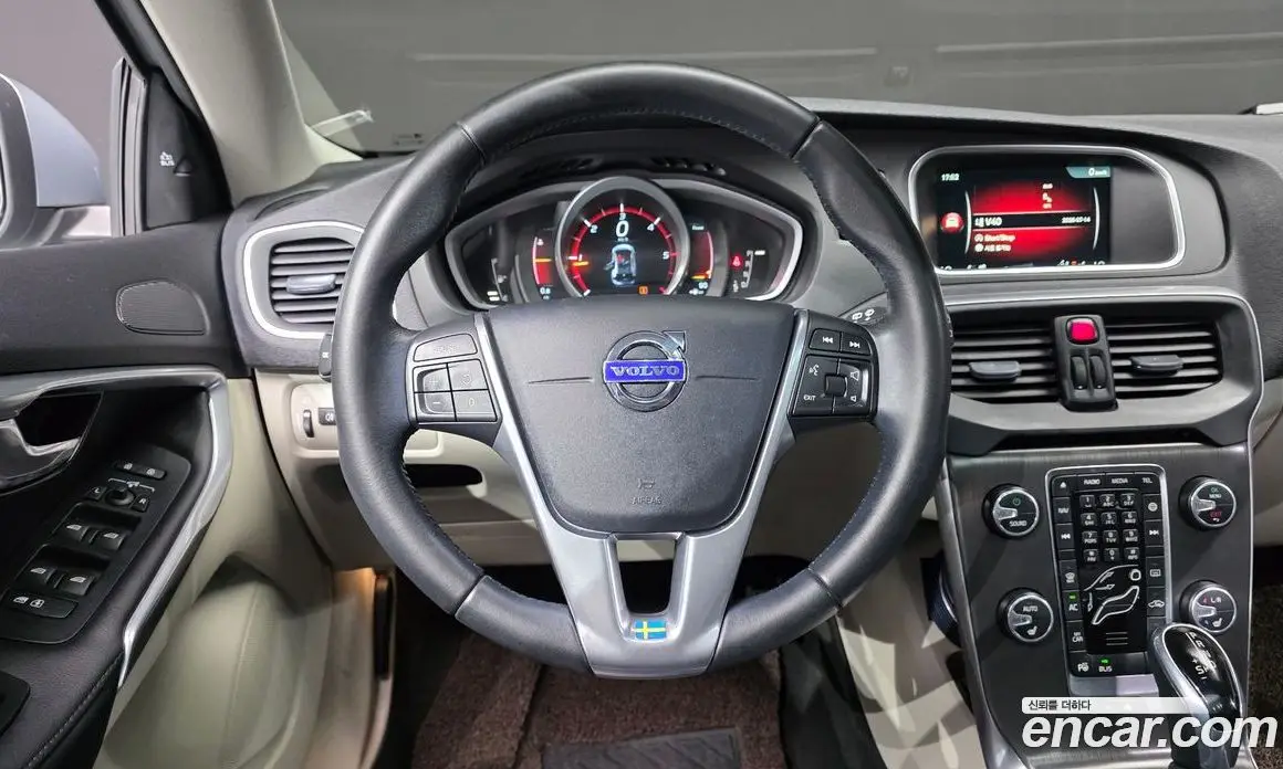 Volvo V40 2015 2.0 автомат (гидро), фото 13 Volvo V40 2015 2.0 автомат (гидро), фото 13