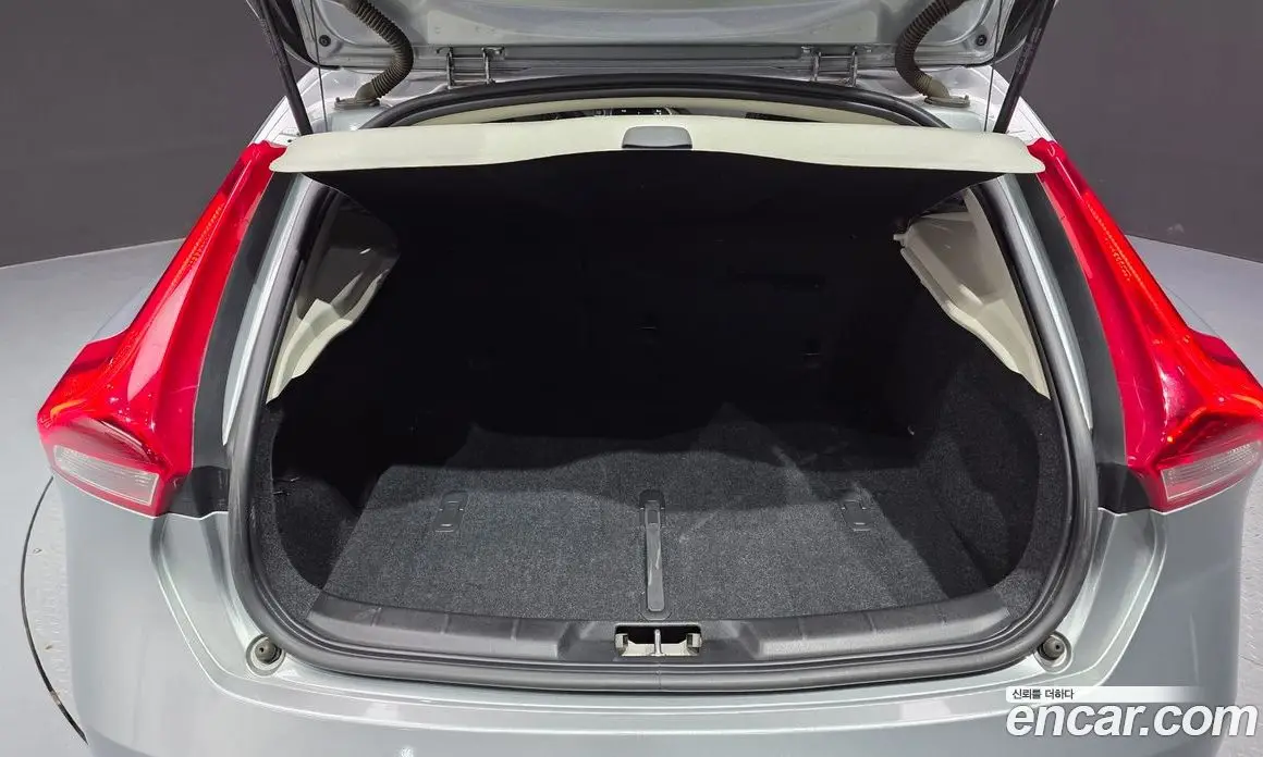 Volvo V40 2015 2.0 автомат (гидро), фото 20 Volvo V40 2015 2.0 автомат (гидро), фото 20