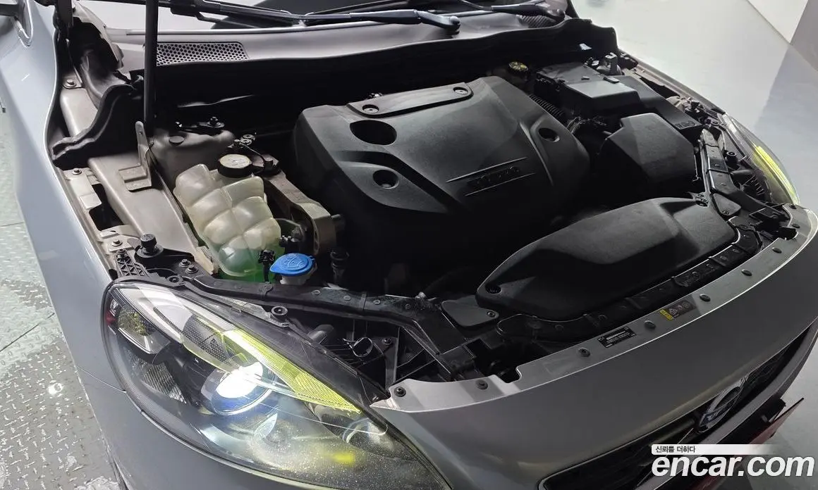 Volvo V40 2015 2.0 автомат (гидро), фото 6 Volvo V40 2015 2.0 автомат (гидро), фото 6
