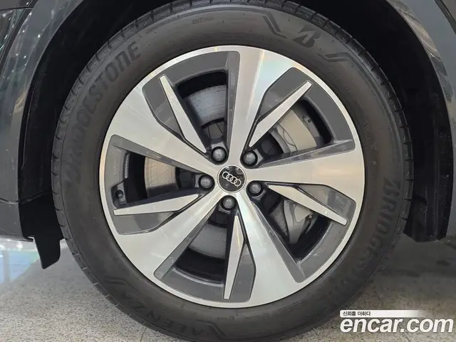 Audi Q8 e-tron 2024 автомат (гидро), миниатюра 5 Audi Q8 e-tron 2024 автомат (гидро), миниатюра 5