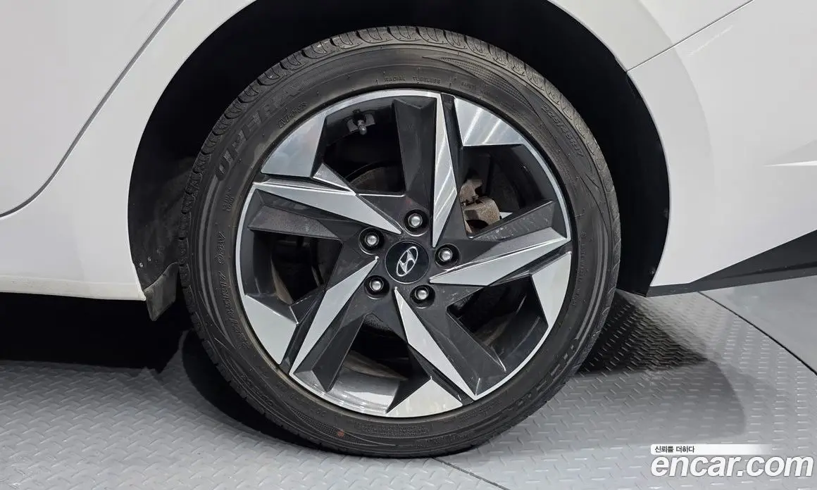 Hyundai Avante 2023 1.6 автомат (гидро), фото 7