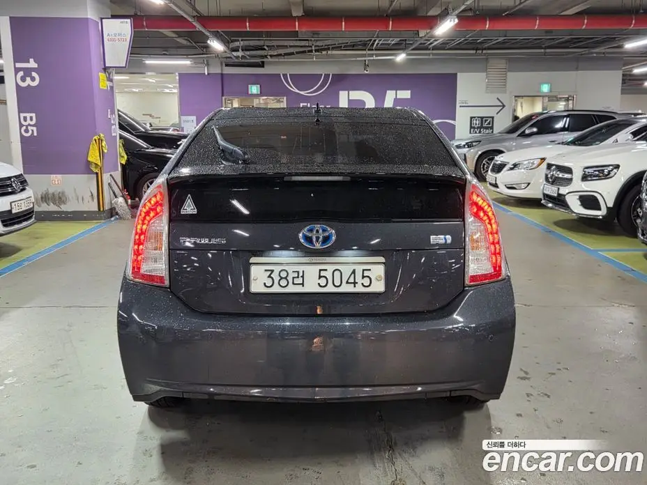 Toyota Prius 2014 1.8 автомат (гидро), фото 3 Toyota Prius 2014 1.8 автомат (гидро), фото 3