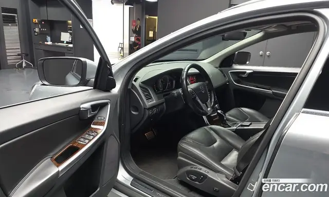 Volvo XC60 2017 2.0 автомат (гидро), миниатюра 10 Volvo XC60 2017 2.0 автомат (гидро), миниатюра 10