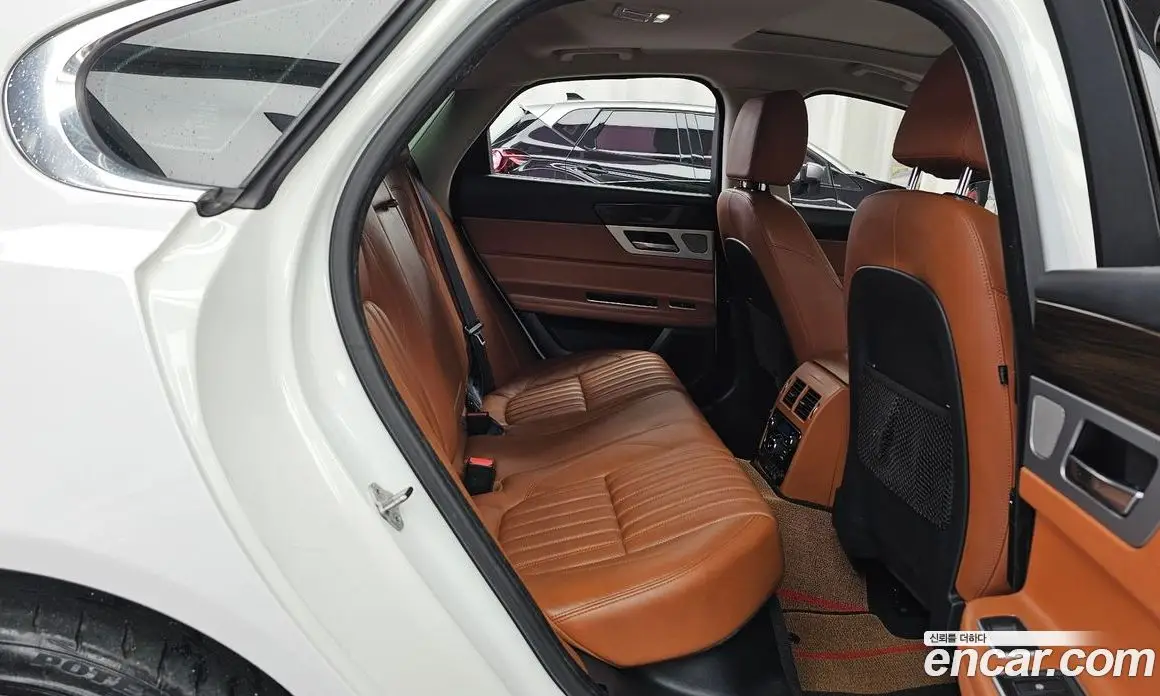 Jaguar XF 2016 2.0 автомат (гидро), фото 12 Jaguar XF 2016 2.0 автомат (гидро), фото 12