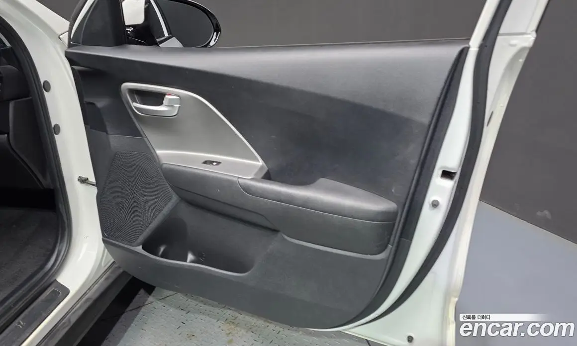 Kia Niro 2023 0.2 автомат (гидро), фото 14 Kia Niro 2023 0.2 автомат (гидро), фото 14