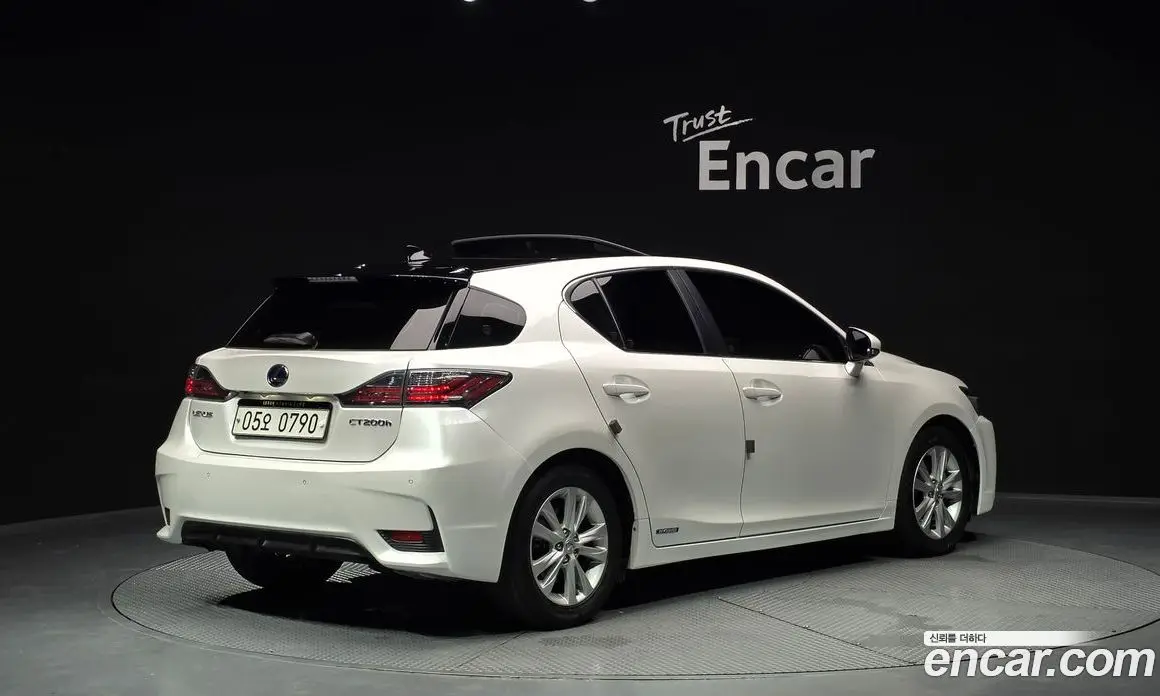 Lexus CT200h 2016 1.8 автомат (гидро), фото 1 Lexus CT200h 2016 1.8 автомат (гидро), фото 1