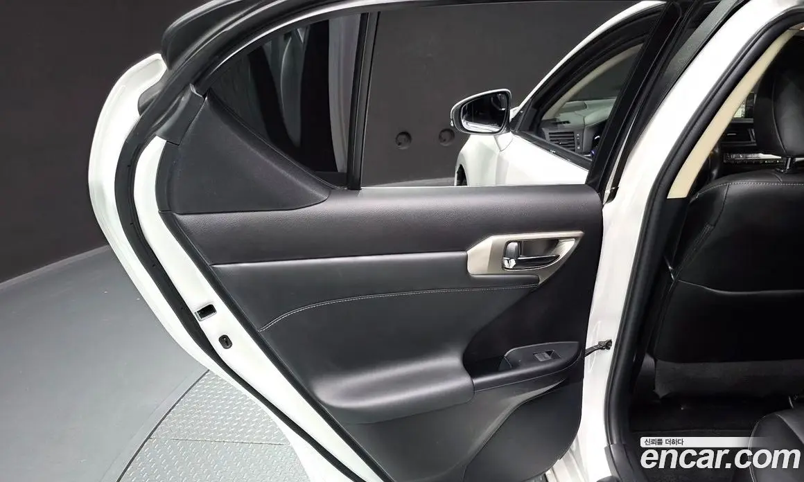 Lexus CT200h 2016 1.8 автомат (гидро), фото 14 Lexus CT200h 2016 1.8 автомат (гидро), фото 14