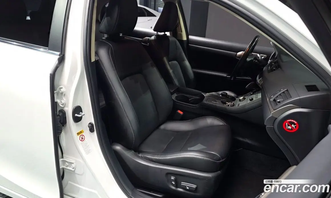Lexus CT200h 2016 1.8 автомат (гидро), фото 15 Lexus CT200h 2016 1.8 автомат (гидро), фото 15