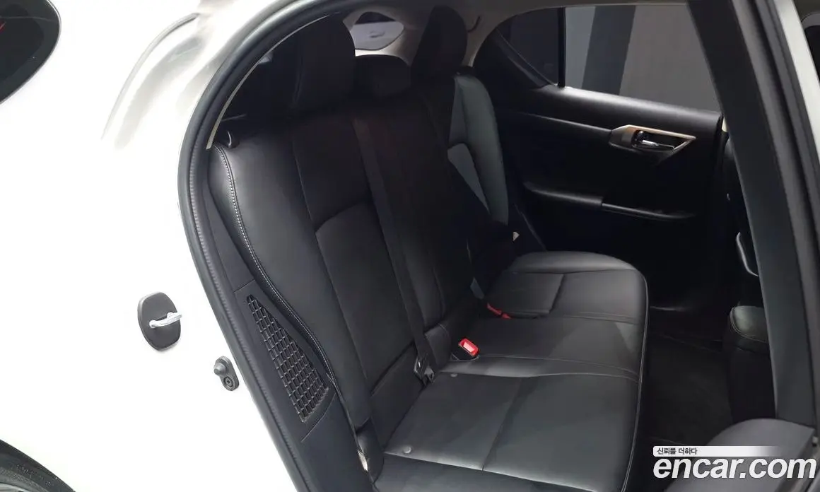 Lexus CT200h 2016 1.8 автомат (гидро), фото 17 Lexus CT200h 2016 1.8 автомат (гидро), фото 17
