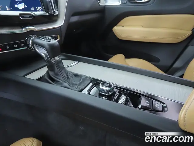 Volvo XC60 2017 2.0 автомат (гидро), миниатюра 10 Volvo XC60 2017 2.0 автомат (гидро), миниатюра 10