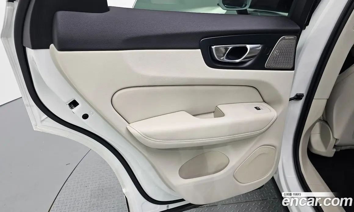 Volvo XC60 2026 2.0 автомат (гидро), фото 15