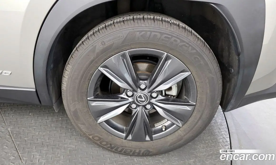 Lexus UX 2019 2.0 автомат (гидро), фото 5 Lexus UX 2019 2.0 автомат (гидро), фото 5