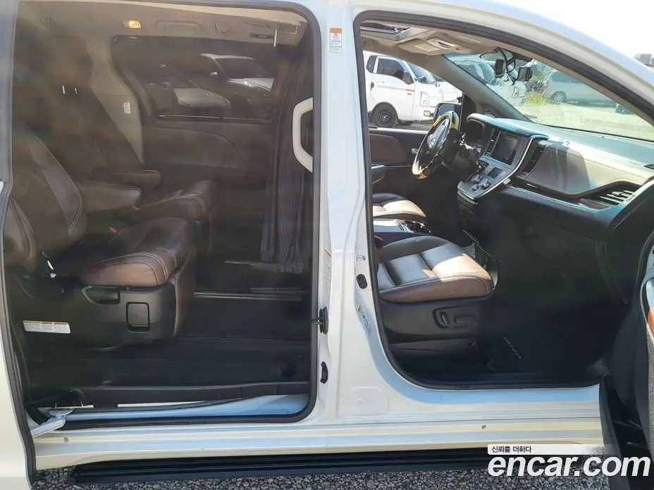 Toyota Sienna 2017 3.5 автомат (гидро), фото 12