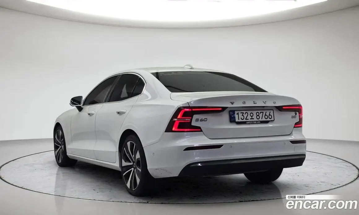 Volvo S60 2023 2.0 автомат (гидро), фото 3 Volvo S60 2023 2.0 автомат (гидро), фото 3