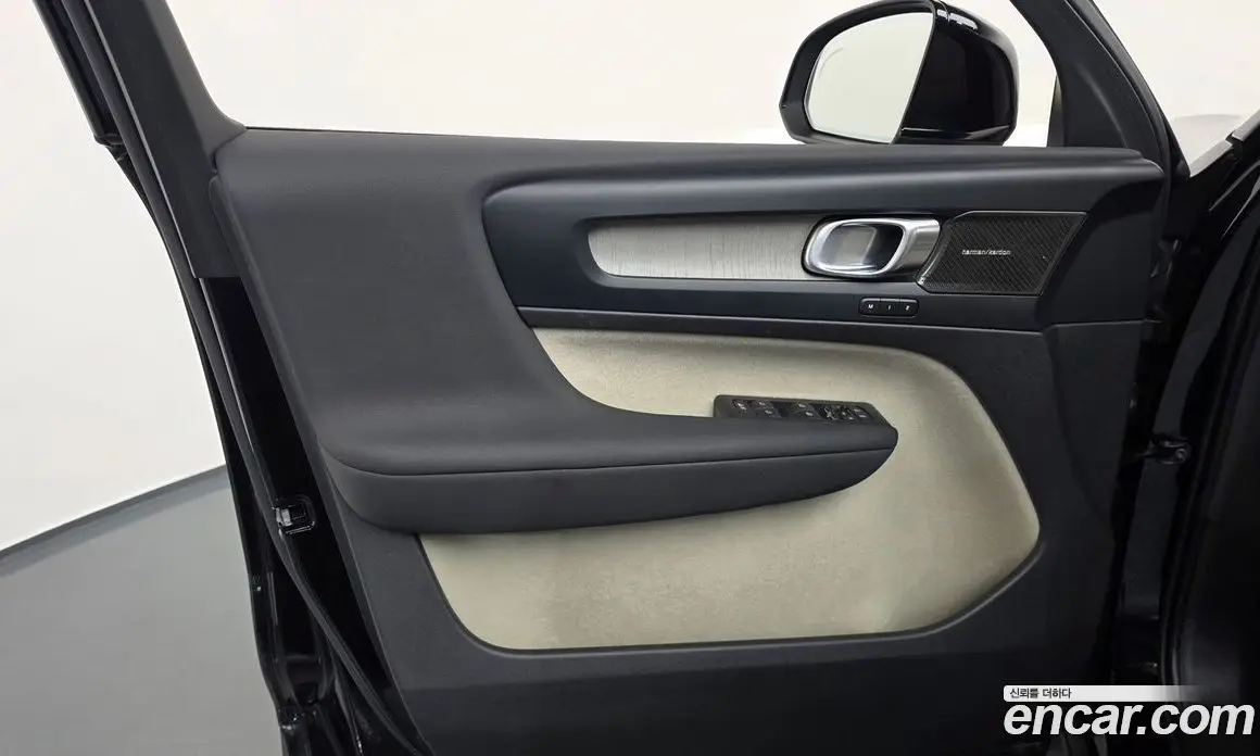 Volvo XC40 2023 2.0 автомат (гидро), фото 14
