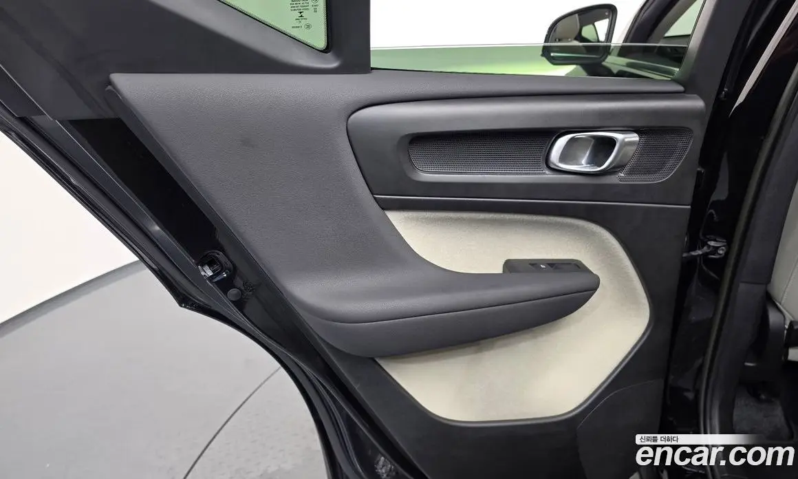 Volvo XC40 2023 2.0 автомат (гидро), фото 15