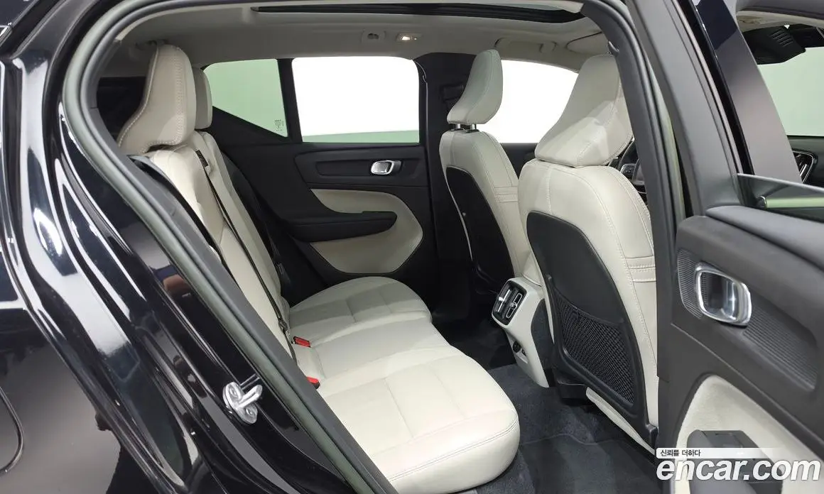 Volvo XC40 2023 2.0 автомат (гидро), фото 17