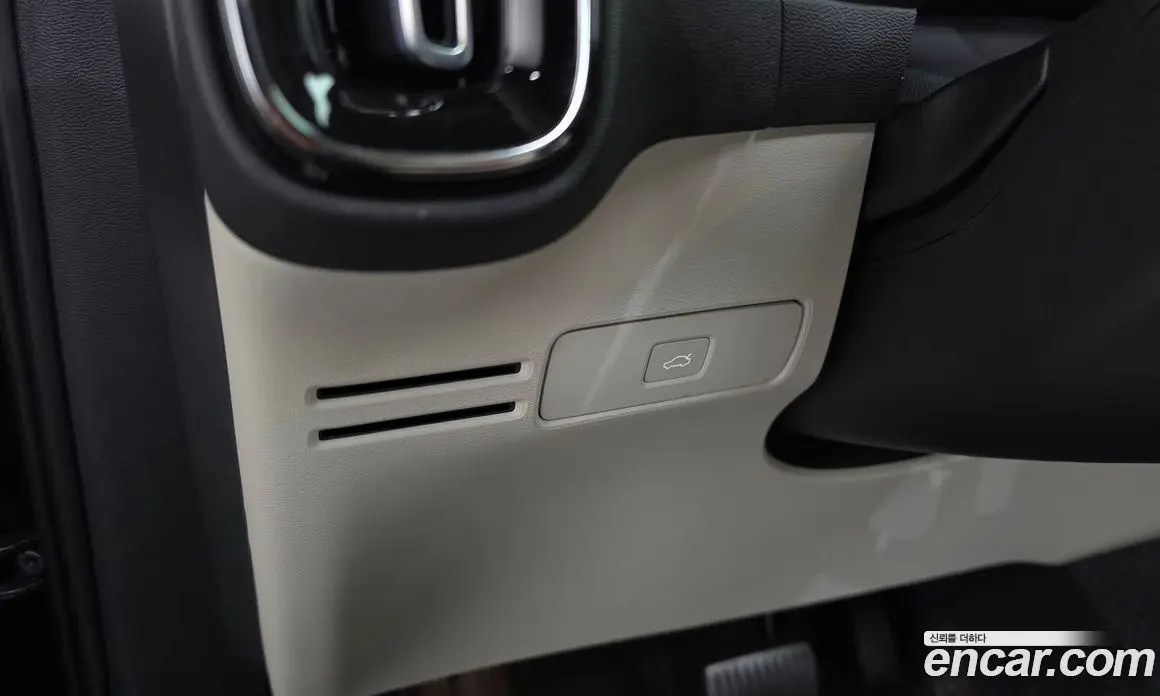Volvo XC40 2023 2.0 автомат (гидро), фото 29