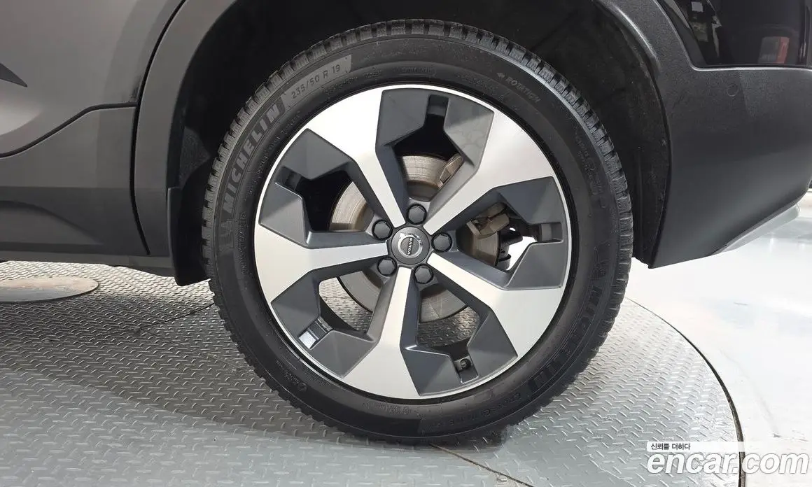 Volvo XC40 2023 2.0 автомат (гидро), фото 7