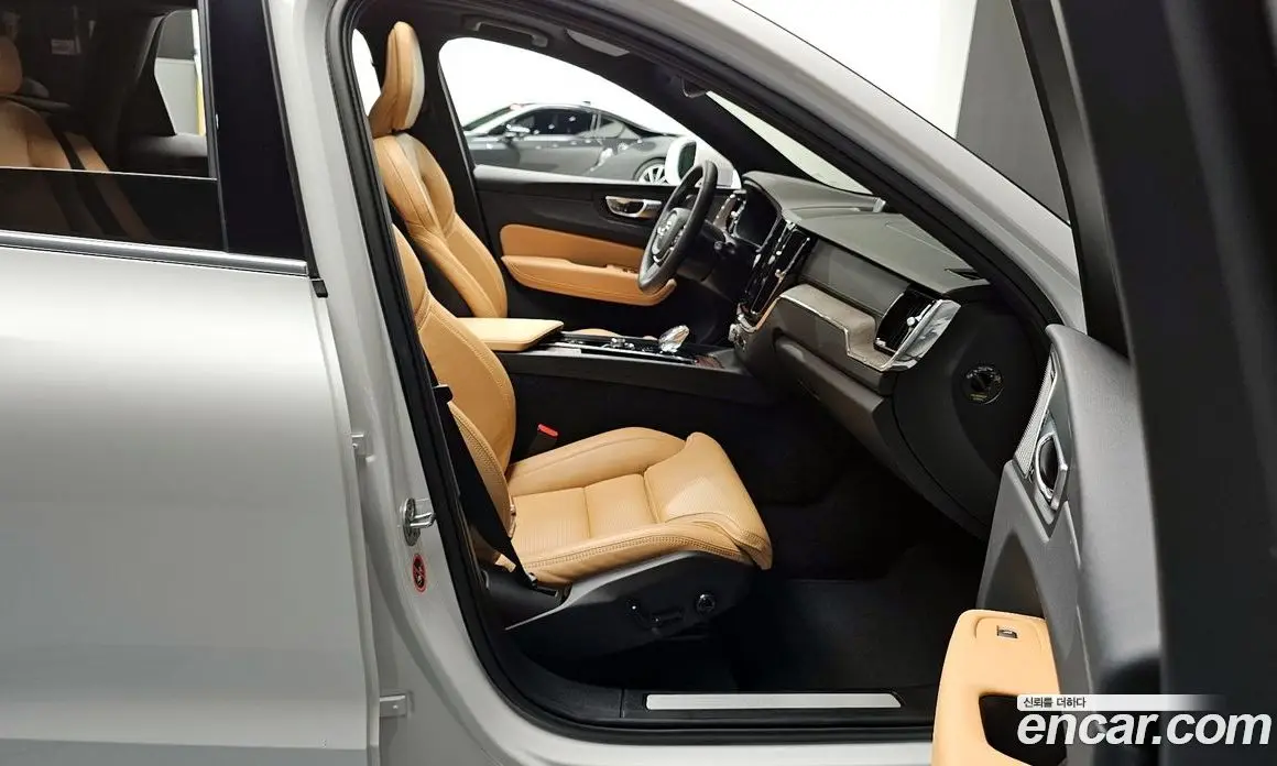 Volvo XC60 2023 2.0 автомат (гидро), фото 11