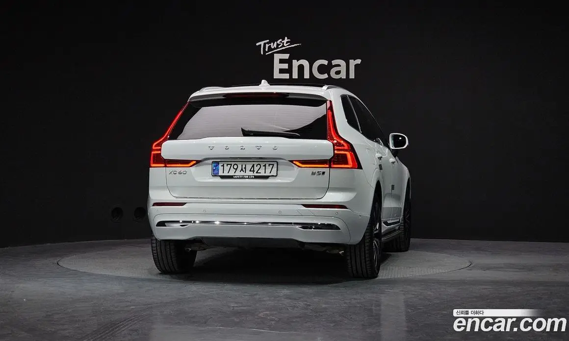 Volvo XC60 2023 2.0 автомат (гидро), фото 4