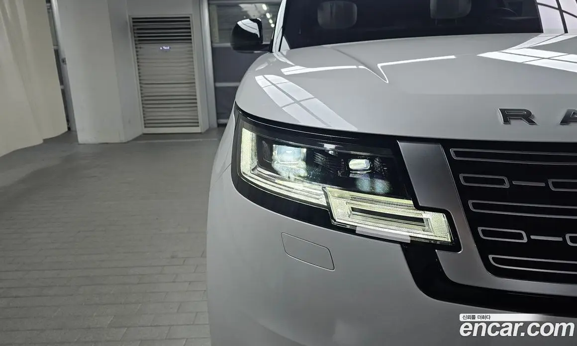 Land Rover Range Rover 2023 4.4 автомат (гидро), фото 7