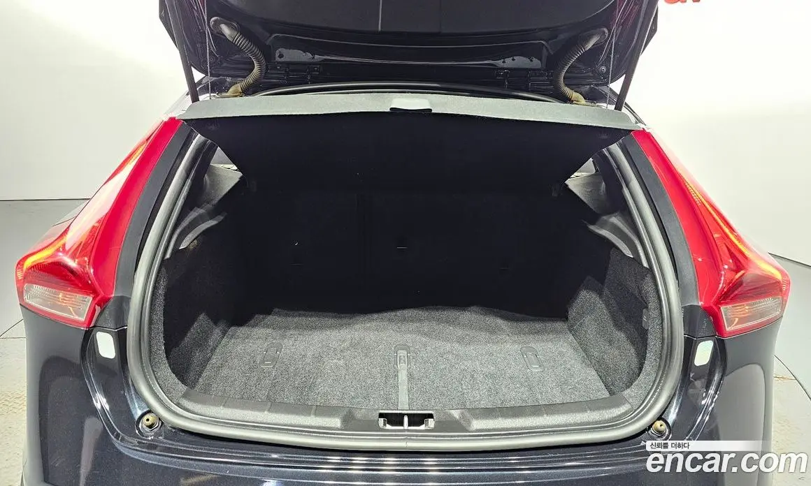 Volvo V40 2015 2.0 автомат (гидро), фото 20 Volvo V40 2015 2.0 автомат (гидро), фото 20