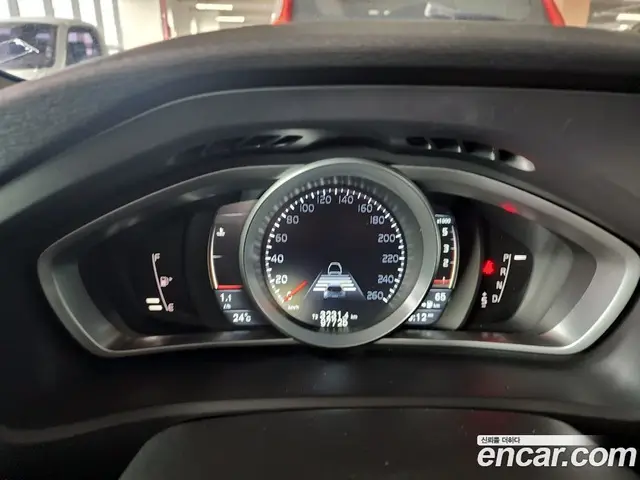 Volvo V40 2015 2.0 автомат (гидро), миниатюра 8 Volvo V40 2015 2.0 автомат (гидро), миниатюра 8