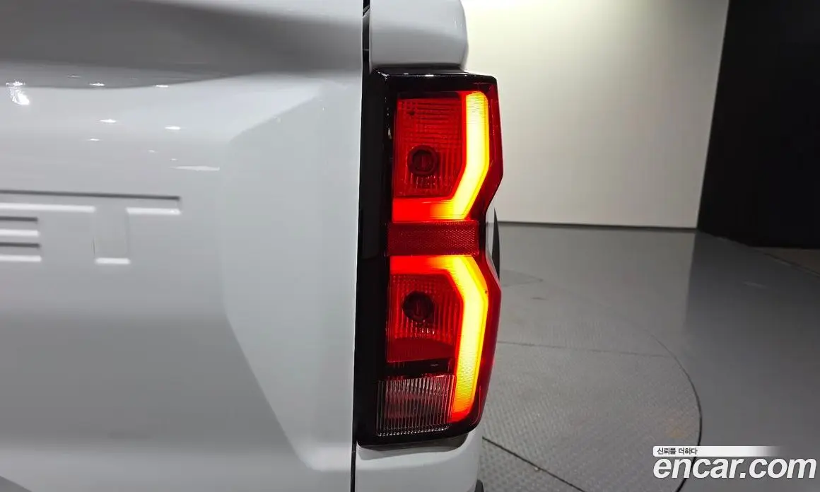 Chevrolet Colorado 2023 2.7 автомат (гидро), фото 9