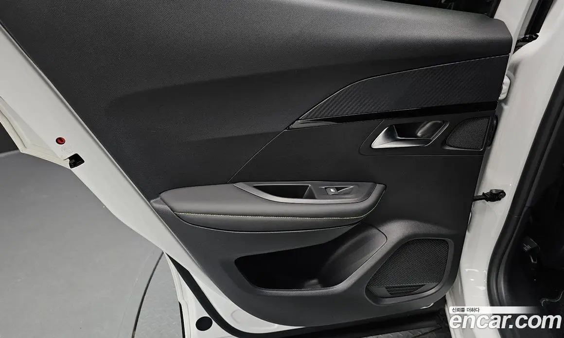 Peugeot 2008 2023 0.1 автомат (гидро), фото 15