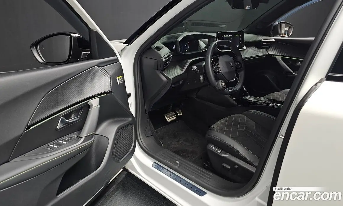 Peugeot 2008 2023 0.1 автомат (гидро), фото 17