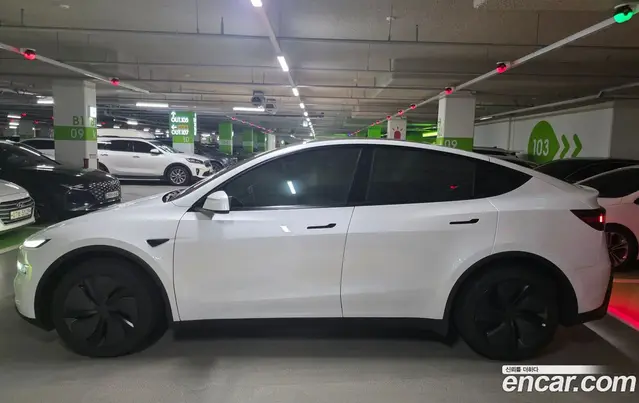 Tesla Model Y 2025 автомат (гидро), миниатюра 4