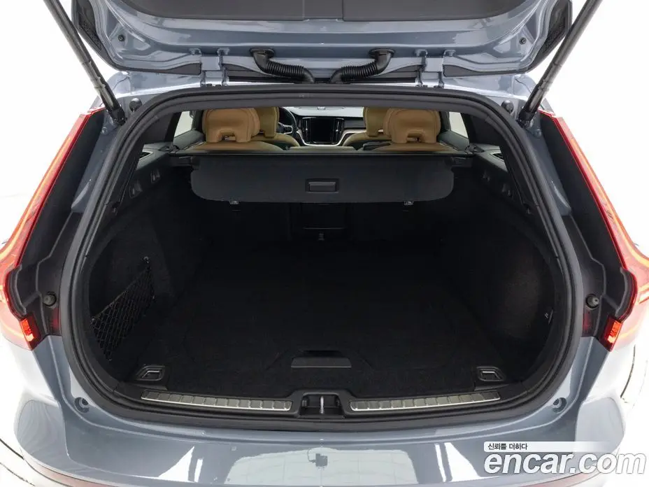Volvo V60 2022 2.0 автомат (гидро), фото 19