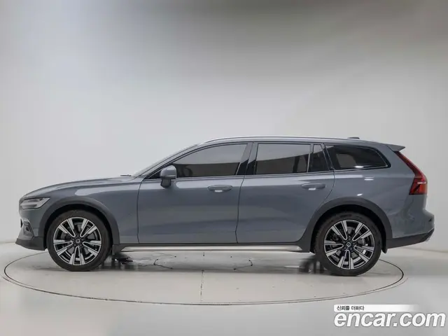Volvo V60 2022 2.0 автомат (гидро), миниатюра 3