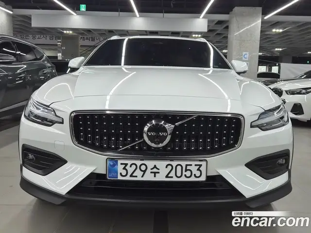 Volvo V60 2023 2.0 автомат (гидро), миниатюра 1