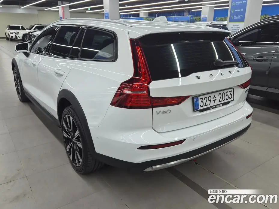 Volvo V60 2023 2.0 автомат (гидро), фото 4