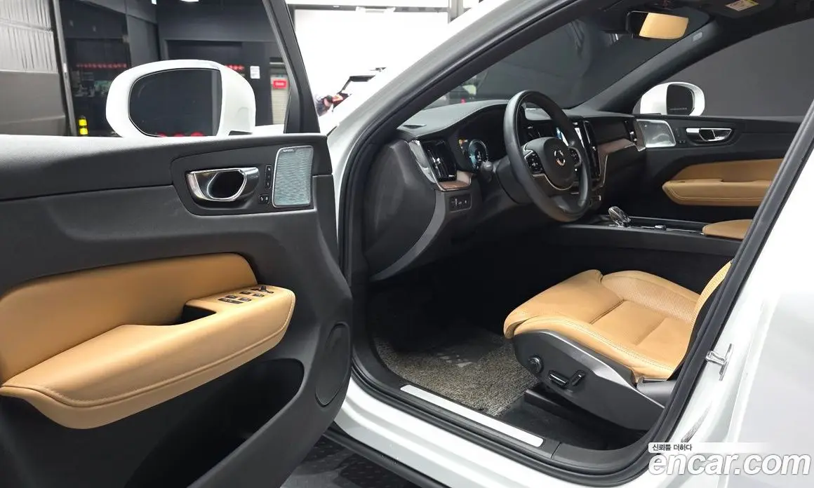 Volvo XC60 2021 2.0 автомат (гидро), фото 13