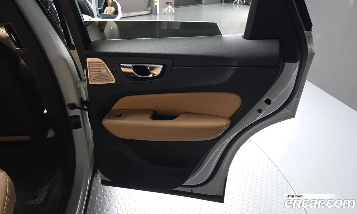 Volvo XC60 2021 2.0 автомат (гидро), фото 15