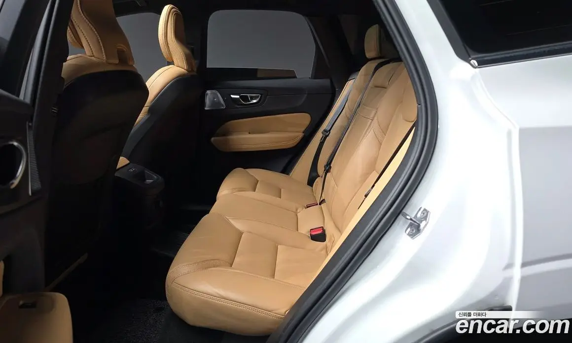 Volvo XC60 2021 2.0 автомат (гидро), фото 16