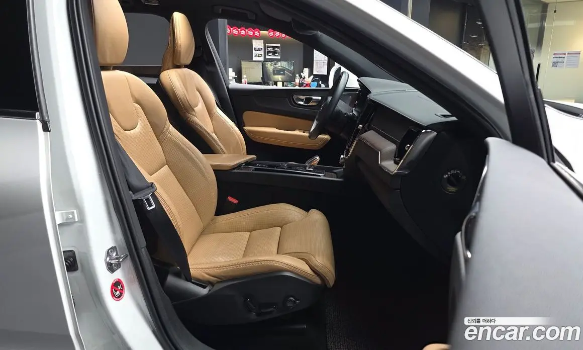 Volvo XC60 2021 2.0 автомат (гидро), фото 17