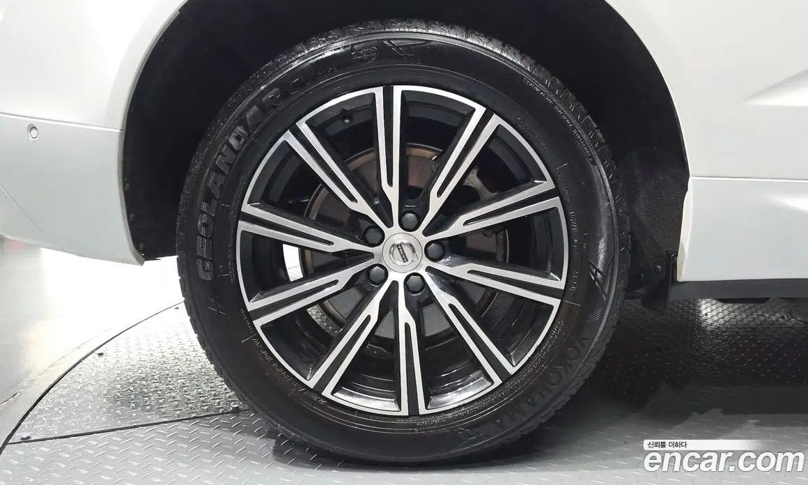 Volvo XC60 2021 2.0 автомат (гидро), фото 5