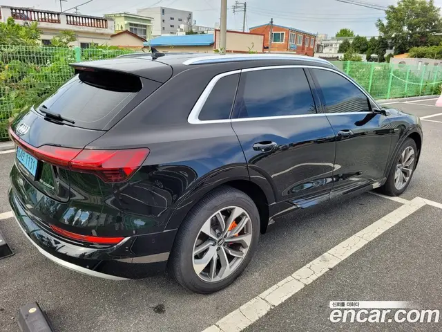 Audi e-tron 2020 автомат (гидро), миниатюра 2