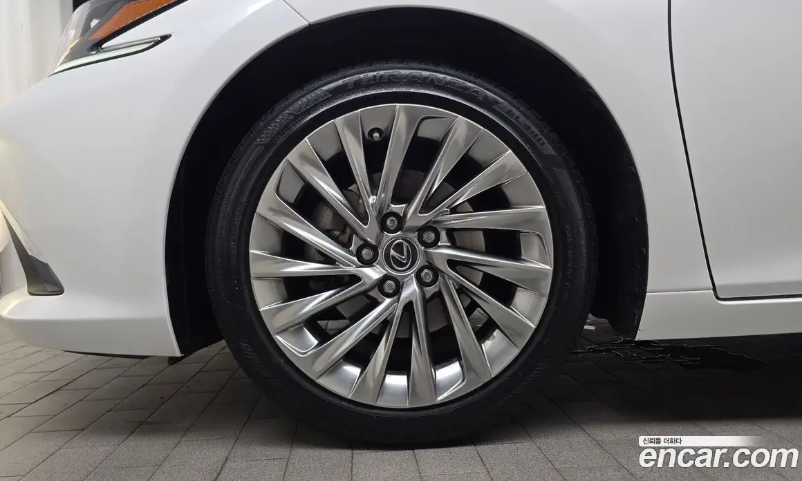 Lexus ES 2023 2.5 автомат (гидро), фото 5