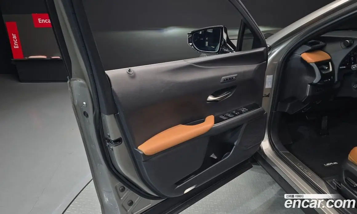 Lexus UX 2019 2.0 автомат (гидро), фото 14