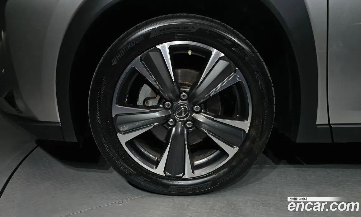 Lexus UX 2019 2.0 автомат (гидро), фото 5