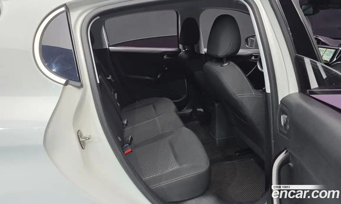 Peugeot 208 2016 1.6 автомат (гидро), фото 11
