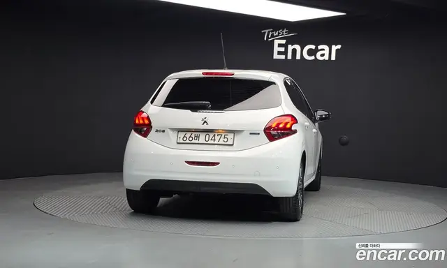 Peugeot 208 2016 1.6 автомат (гидро), миниатюра 4