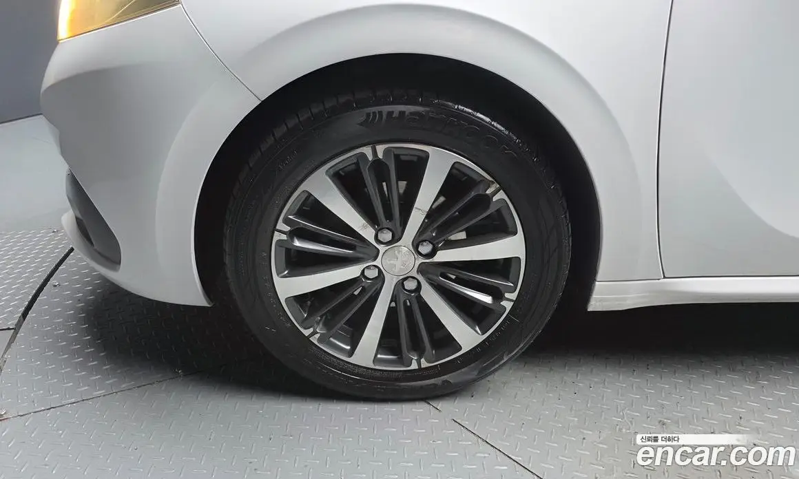 Peugeot 208 2016 1.6 автомат (гидро), фото 5